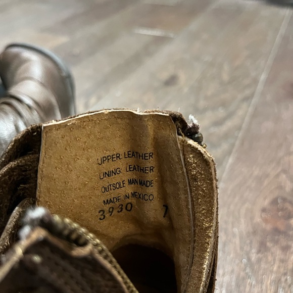 Leather brown booties in like new condition size 7 - Picture 4 of 6